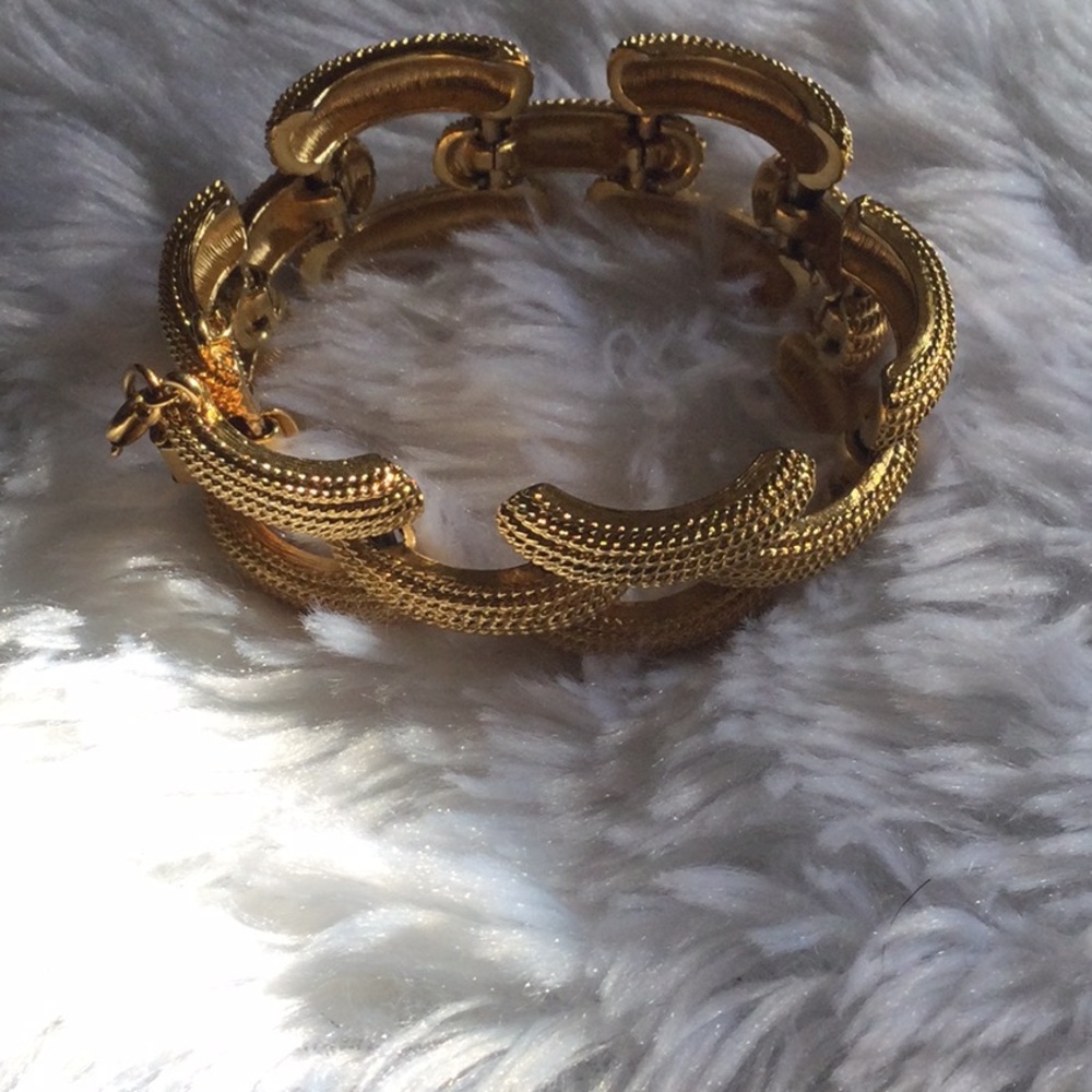 Gold tone 7 1/2” braclet by Monet - Picture 3 of 8